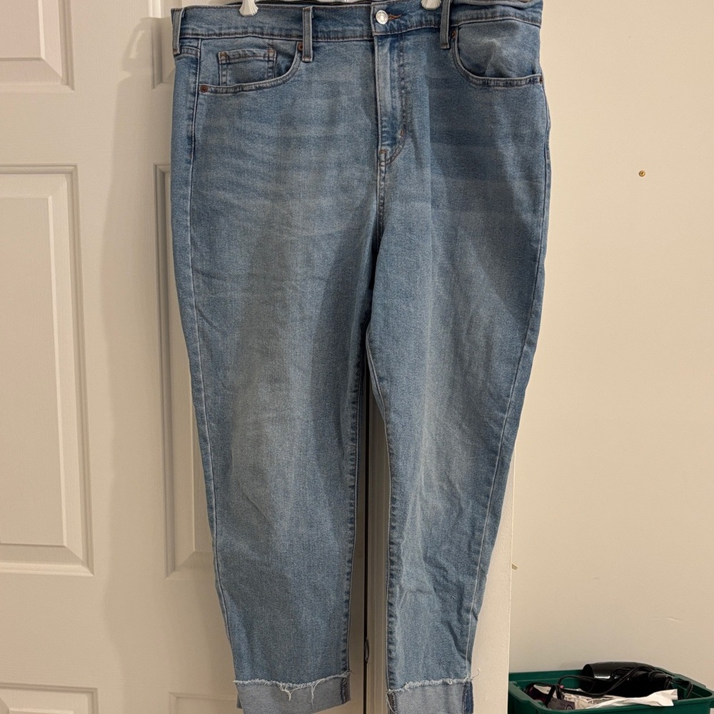 Denizen from Levi's Light Blue Cropped Jeans
